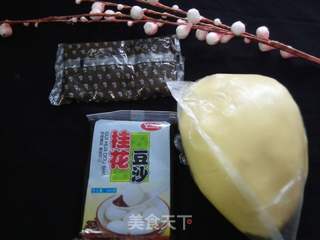 2017年的豆沙蛋黄月饼 的做法步骤:7