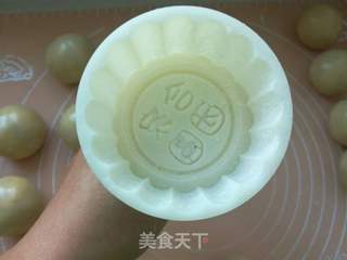 广式蛋黄月饼的做法步骤:17
