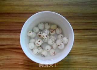 莲子牛奶西米糖水的做法步骤:2