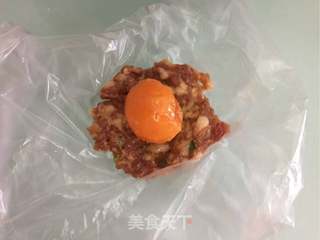 咸蛋黄鲜肉月饼的做法步骤：7