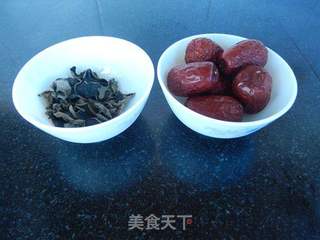 红枣黑木耳鸡汤的做法步骤:2