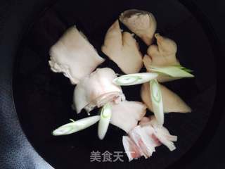 黄花菜猪脚汤的做法步骤:4