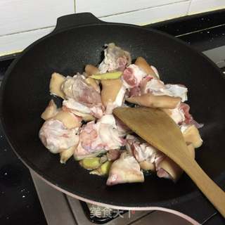 黄豆焖猪脚的做法步骤:4