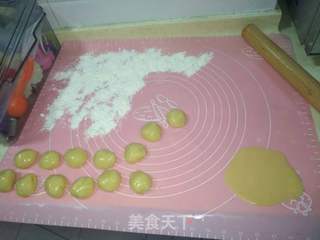 豆沙蛋黄月饼的做法步骤:6