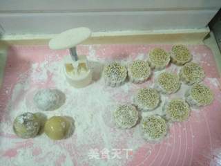 豆沙蛋黄月饼的做法步骤:8