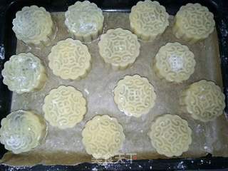 豆沙蛋黄月饼的做法步骤:9