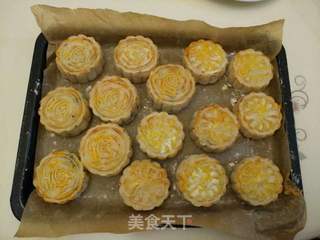 豆沙蛋黄月饼的做法步骤:10