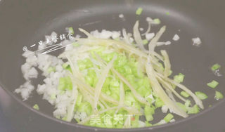 银鱼奶酪月亮饼 宝宝辅食,鸡蛋+甜地瓜+黄瓜的做法步骤:7
