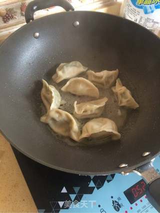 煎饺的做法步骤：1