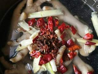 泡鸡手的做法步骤:2