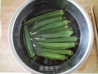 剁椒蒜蓉秋葵的做法步骤:2