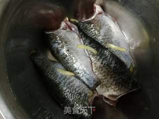 酥炸小鲫鱼的做法步骤:3