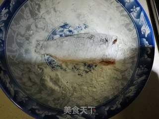酥炸小鲫鱼的做法步骤:4