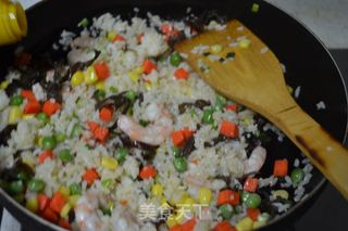 虾仁炒饭的做法步骤:11