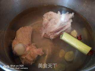 莲藕棒骨汤的做法步骤:5