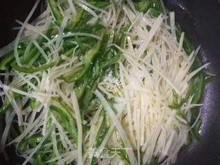 土豆丝卷饼的做法步骤:6