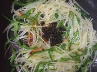 土豆丝卷饼的做法步骤:7