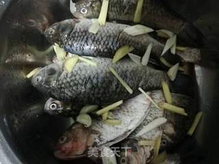 酱焖鲫鱼的做法步骤:2