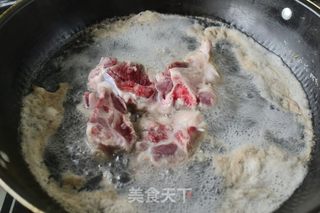 莲藕玉米大骨汤的做法步骤:2