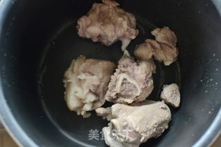 莲藕玉米大骨汤的做法步骤:3