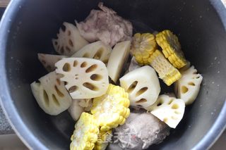 莲藕玉米大骨汤的做法步骤:5