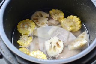 莲藕玉米大骨汤的做法步骤:6