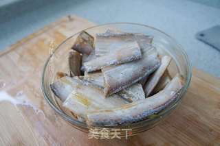 空气炸锅版炸带鱼的做法步骤：1
