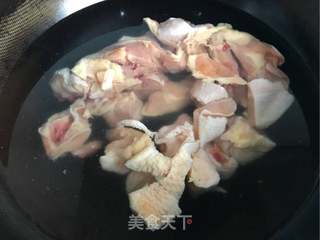 黄焖鸡米饭和香菇鸡腿饭的做法步骤：1