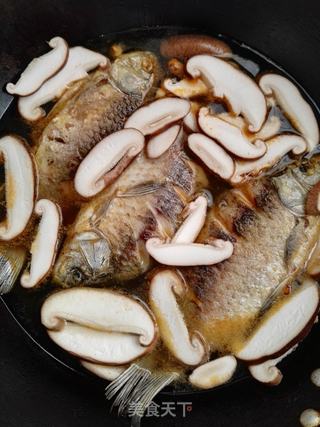 香菇炖鲫鱼的做法步骤:7