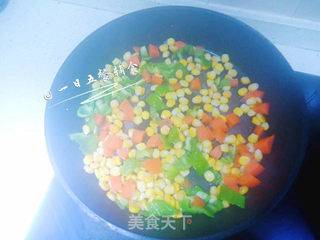 五彩火龙果炒饭 宝宝辅食,玉米,胡萝卜,青椒,米饭的做法步骤:3
