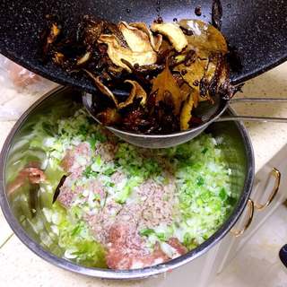 猪肉荠菜包子的做法步骤:10