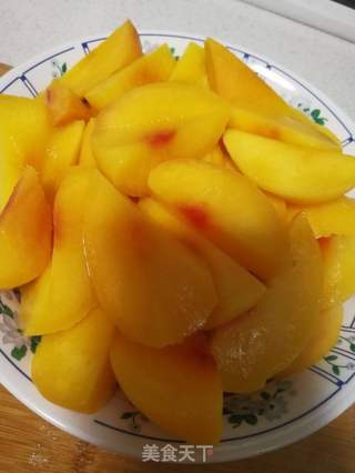 黄桃罐头的做法步骤：3
