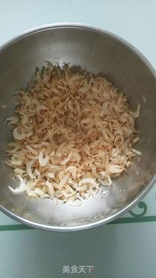 胡萝卜鸡蛋木耳虾皮包子的做法步骤:4
