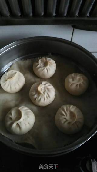 胡萝卜鸡蛋木耳虾皮包子的做法步骤:8