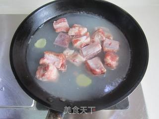 川味土豆烧排骨的做法步骤:2