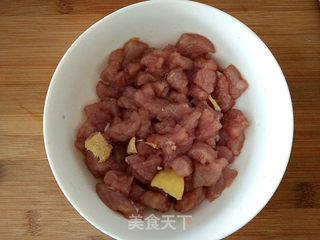 菠萝咕噜肉的做法步骤:2