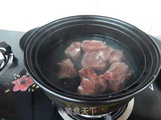 腐竹鹌鹑蛋排骨汤的做法步骤:2