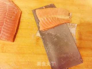 香烤三文鱼蔬菜卷的做法步骤:8