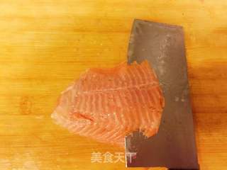 香烤三文鱼蔬菜卷的做法步骤:9