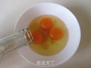 青椒洋葱炒鸡蛋的做法步骤:2
