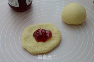 草莓酱椰蓉餐包的做法步骤:4