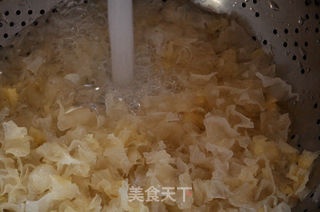 银耳冰糖梨糖水的做法步骤：4