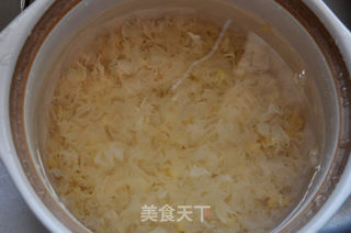 银耳冰糖梨糖水的做法步骤:5