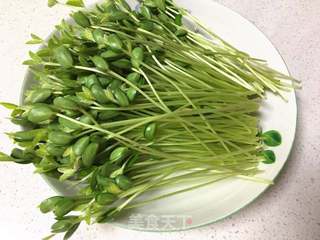 香松拌豆苗的做法步骤:2