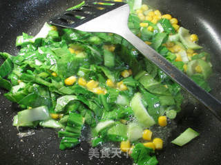 玉米粒青菜虾仁炒饭的做法步骤：4