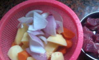 土豆炖牛肉的做法步骤:2