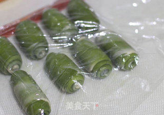 过节应个景,做几个抹茶蛋黄酥的做法步骤:8