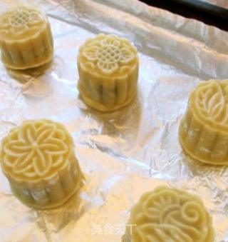 红豆沙黑芝麻蛋黄月饼的做法步骤:16