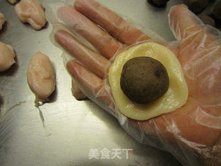 玫瑰花香绿豆沙冰皮月饼的做法步骤:18
