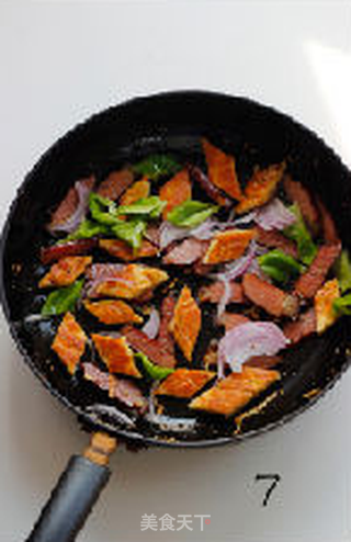 【馕炒腊肉】的做法步骤:7